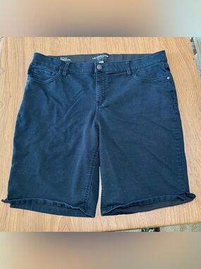 Liz Claiborne women’s plus 20w black Bermuda Shorts 10” inseam stretchy